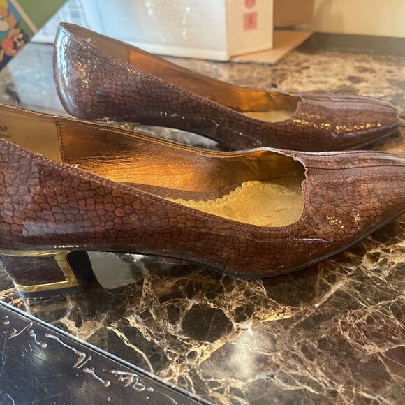 J Renee Gold Framed Heel! - Picture 10 of 15